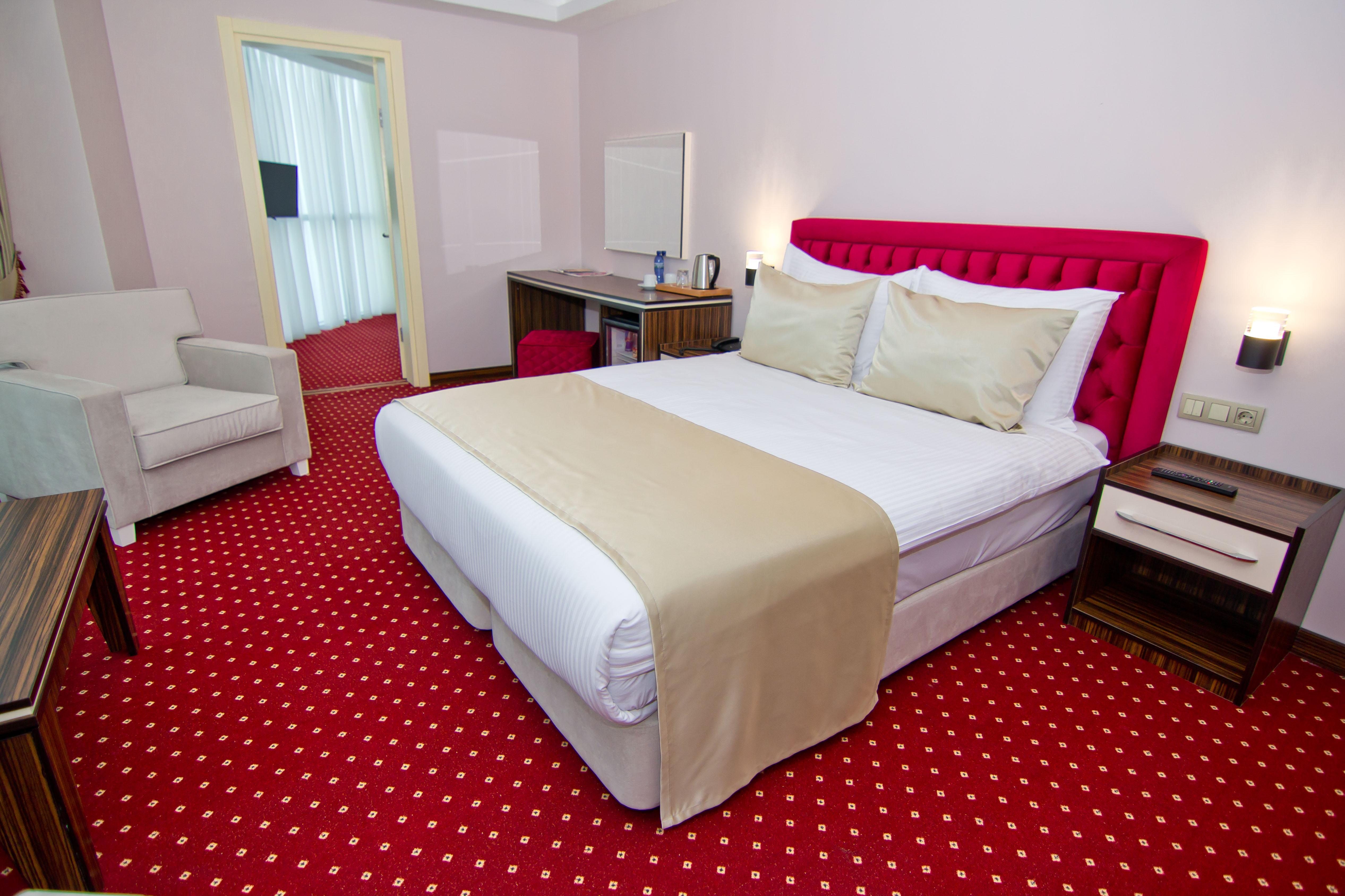 Sky Tower Hotel Batumi Zewnętrze zdjęcie A bedroom with carpet