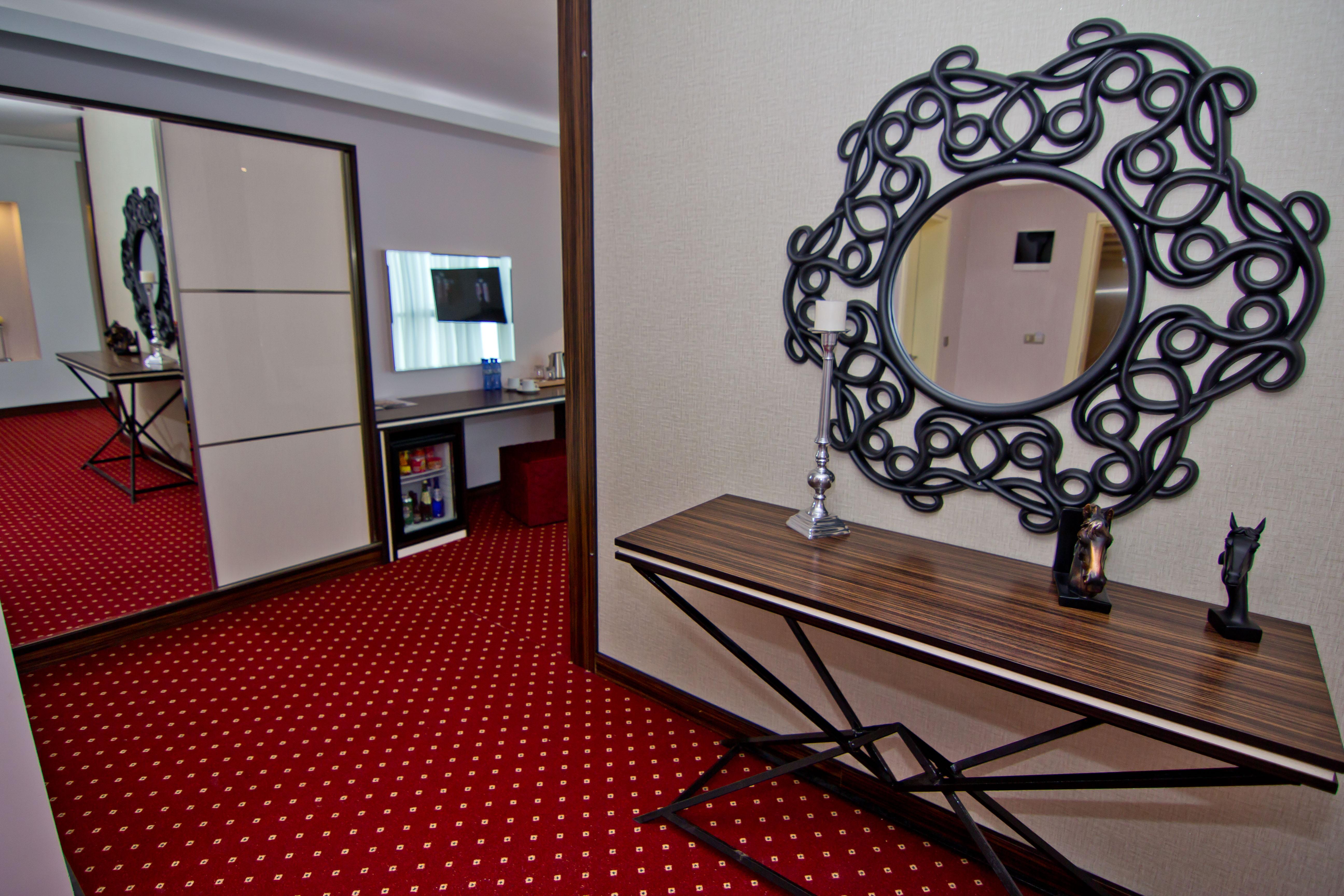 Sky Tower Hotel Batumi Zewnętrze zdjęcie A suite at the hotel