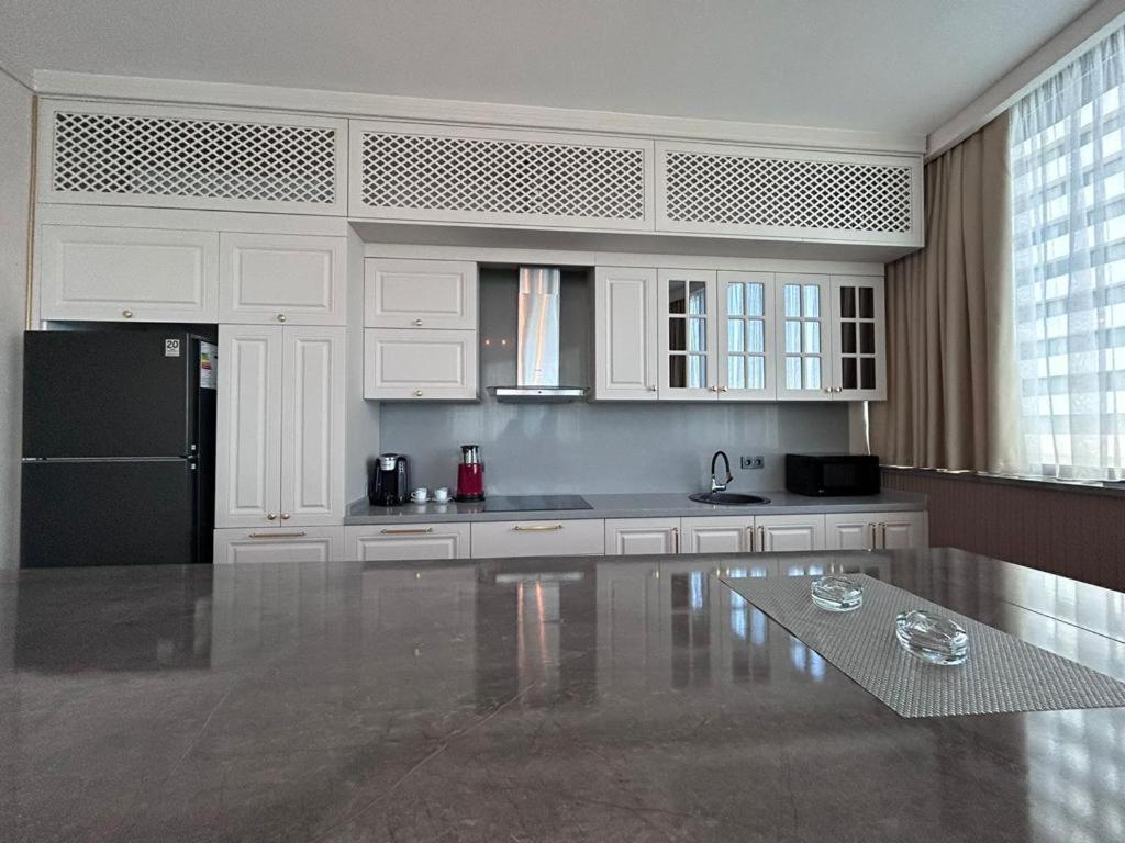 Sky Tower Hotel Batumi Zewnętrze zdjęcie A modern kitchen