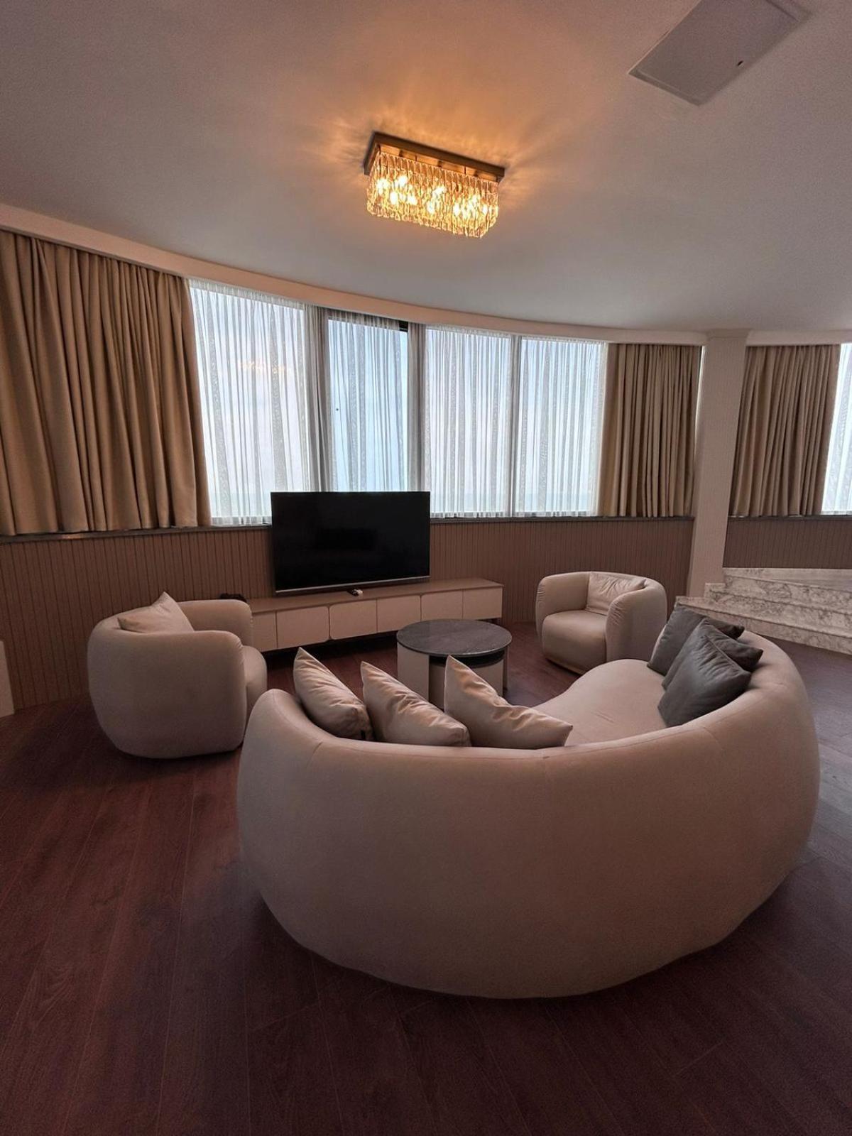 Sky Tower Hotel Batumi Zewnętrze zdjęcie A suite at the hotel