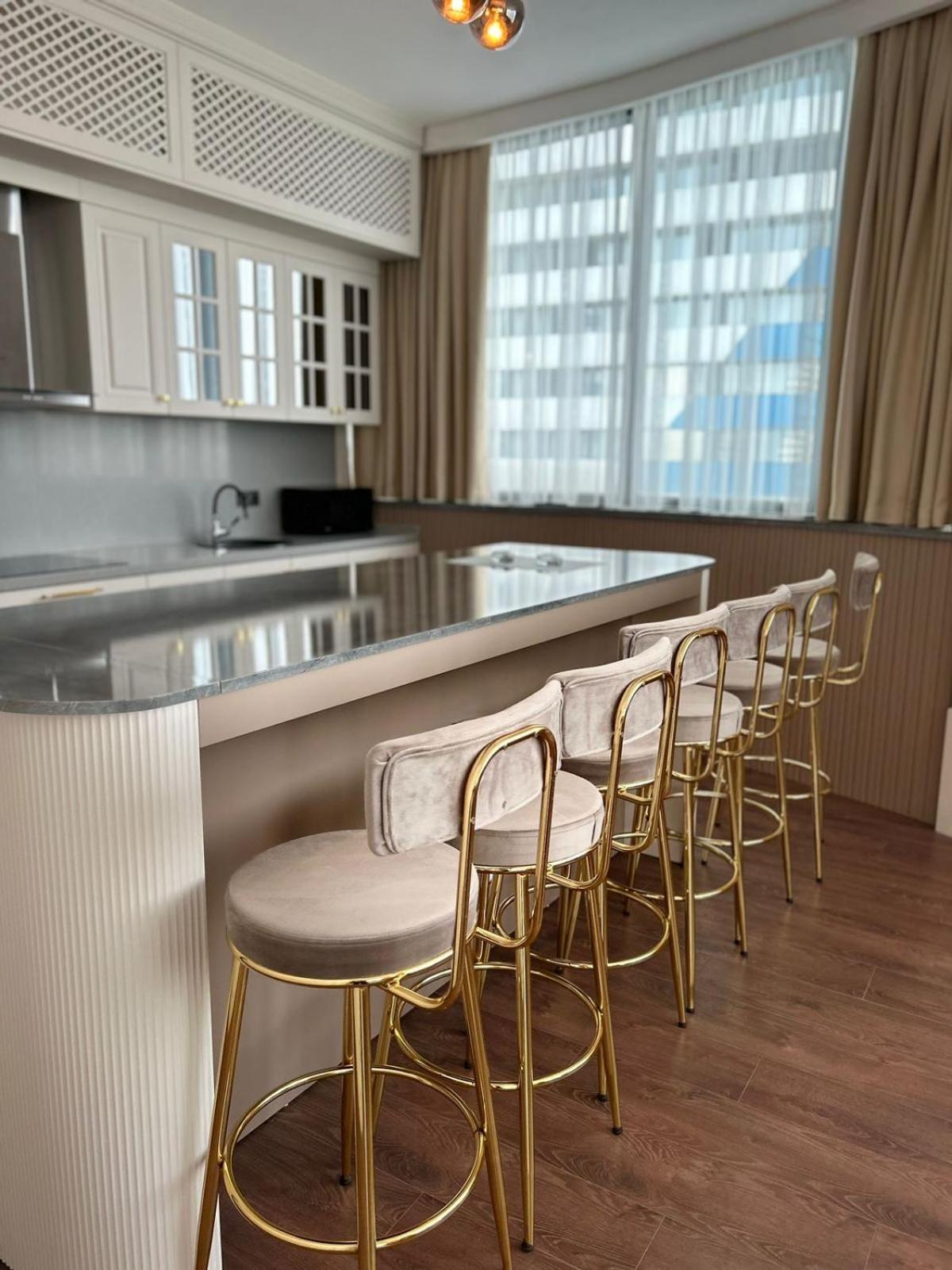 Sky Tower Hotel Batumi Zewnętrze zdjęcie A row of bar stools