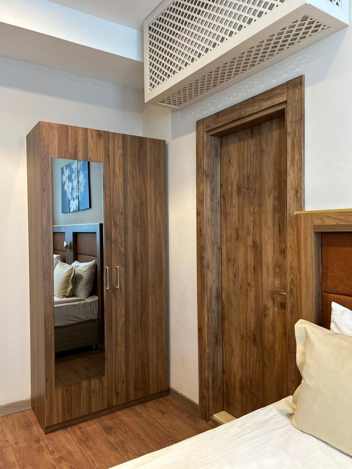 Sky Tower Hotel Batumi Zewnętrze zdjęcie A bedroom at the hotel