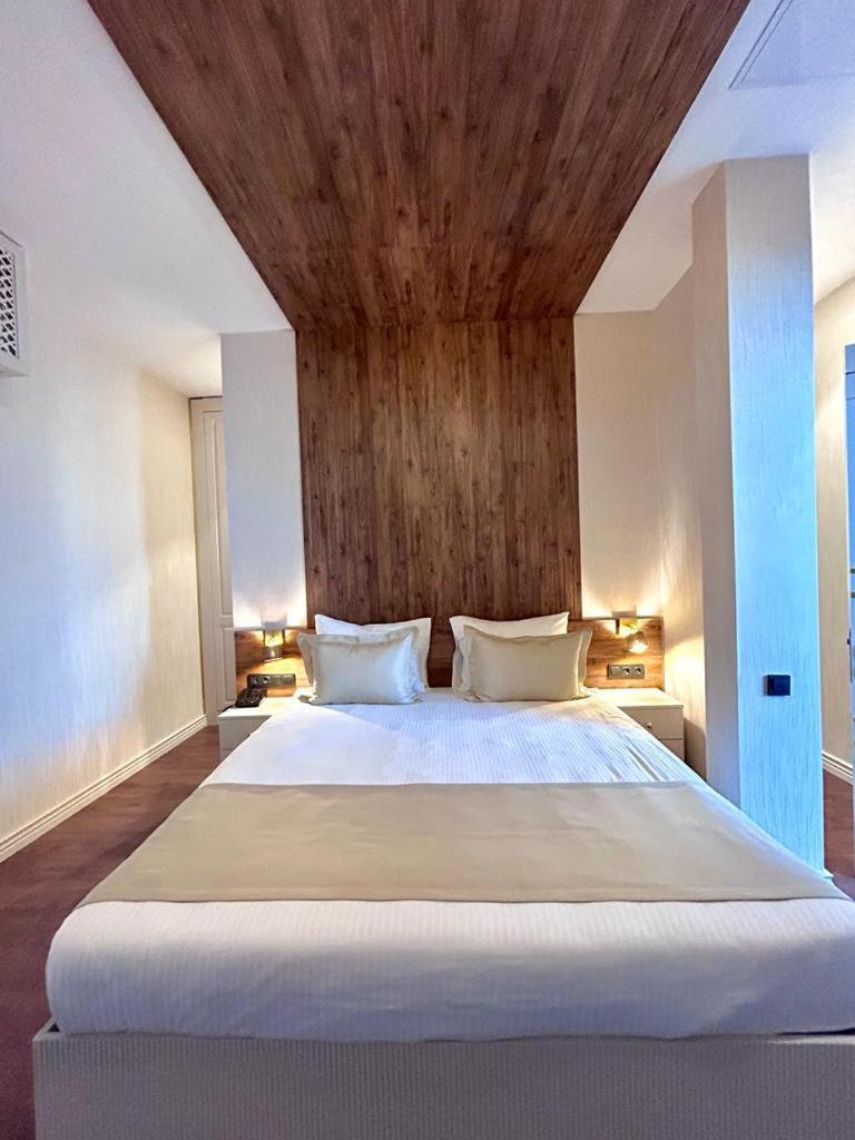 Sky Tower Hotel Batumi Zewnętrze zdjęcie A bedroom at the hotel