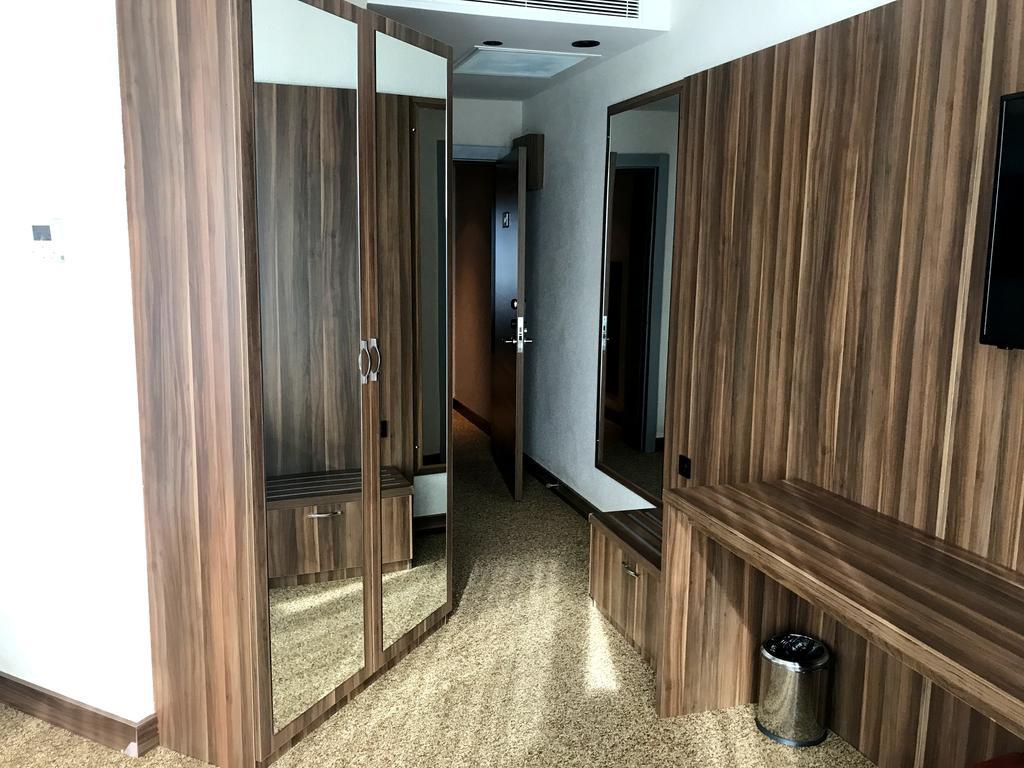 Sky Tower Hotel Batumi Zewnętrze zdjęcie A room at the hotel