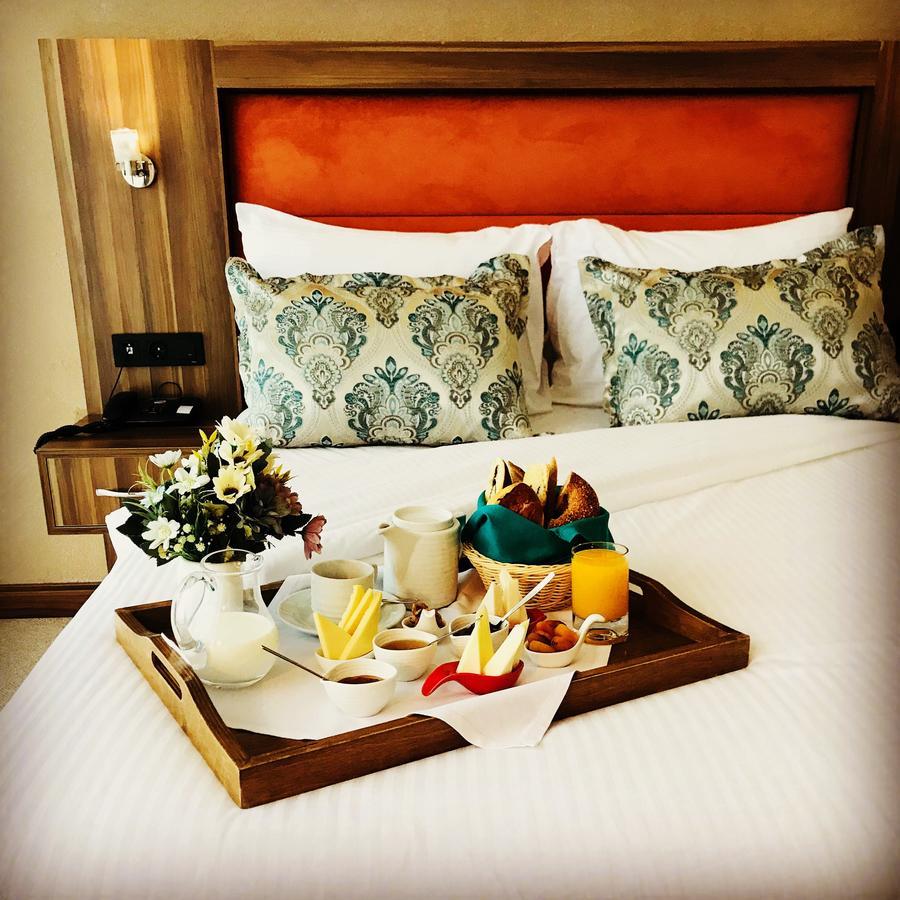 Sky Tower Hotel Batumi Zewnętrze zdjęcie A room service tray