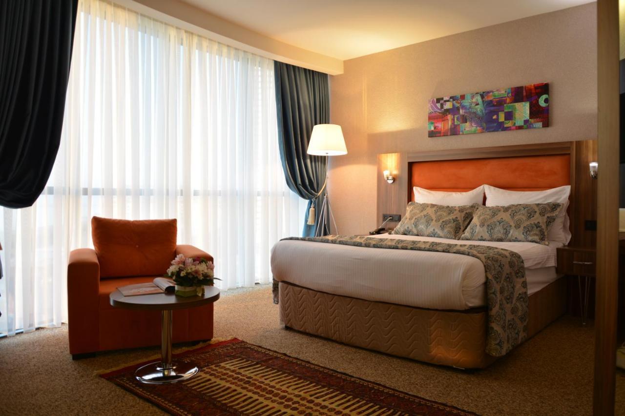 Sky Tower Hotel Batumi Zewnętrze zdjęcie A room at the hotel