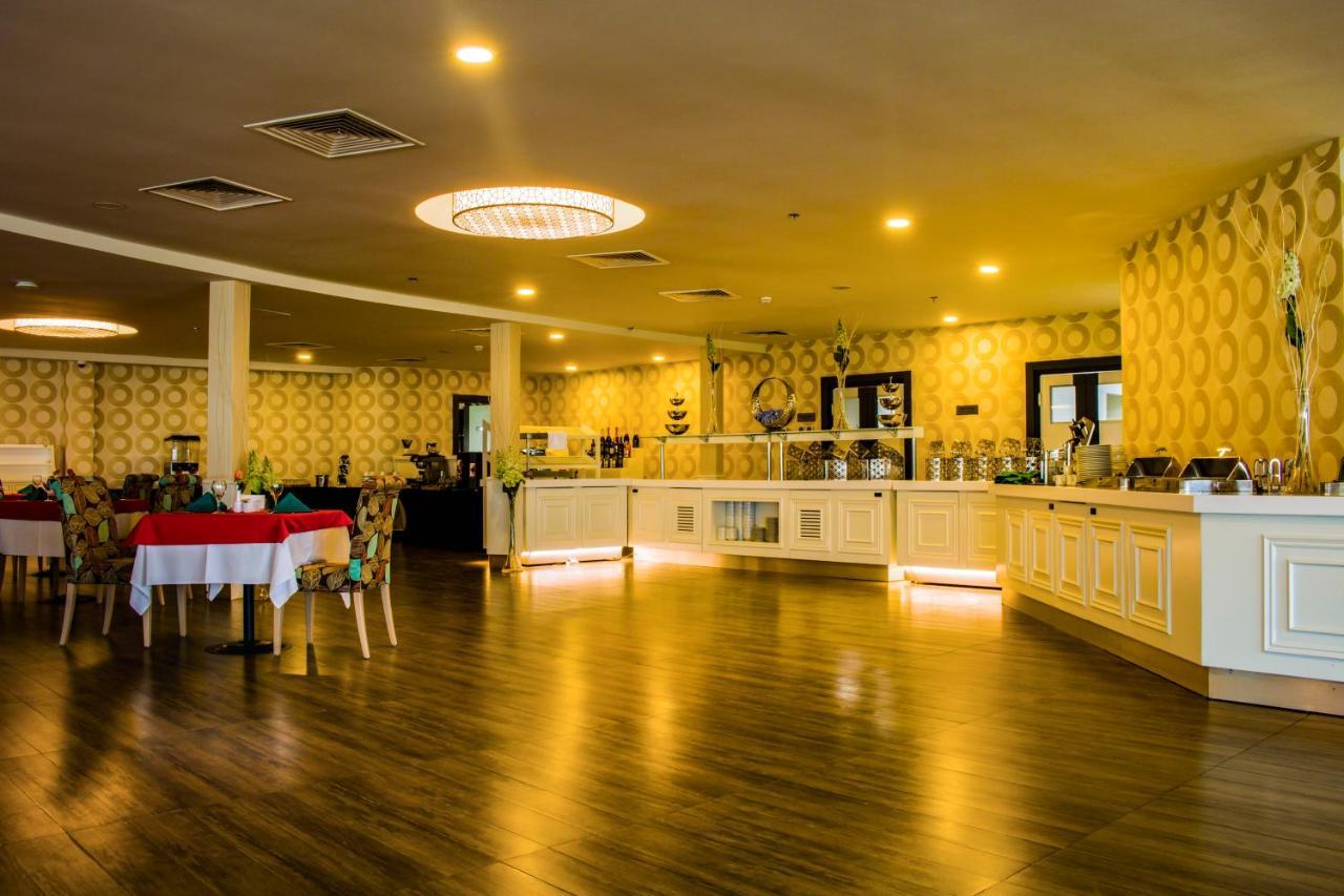 Sky Tower Hotel Batumi Zewnętrze zdjęcie The restaurant at the hotel