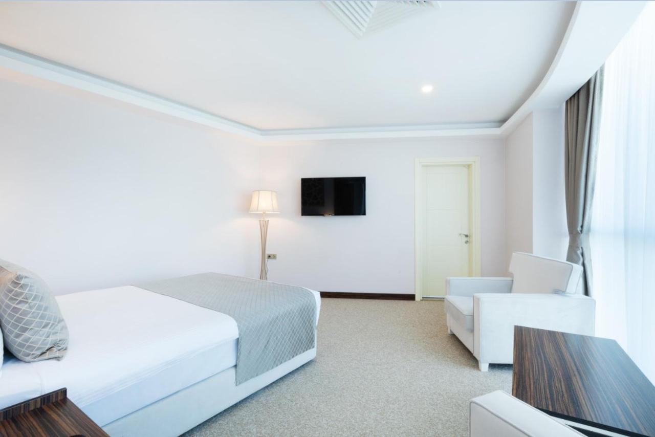 Sky Tower Hotel Batumi Zewnętrze zdjęcie A room at the hotel