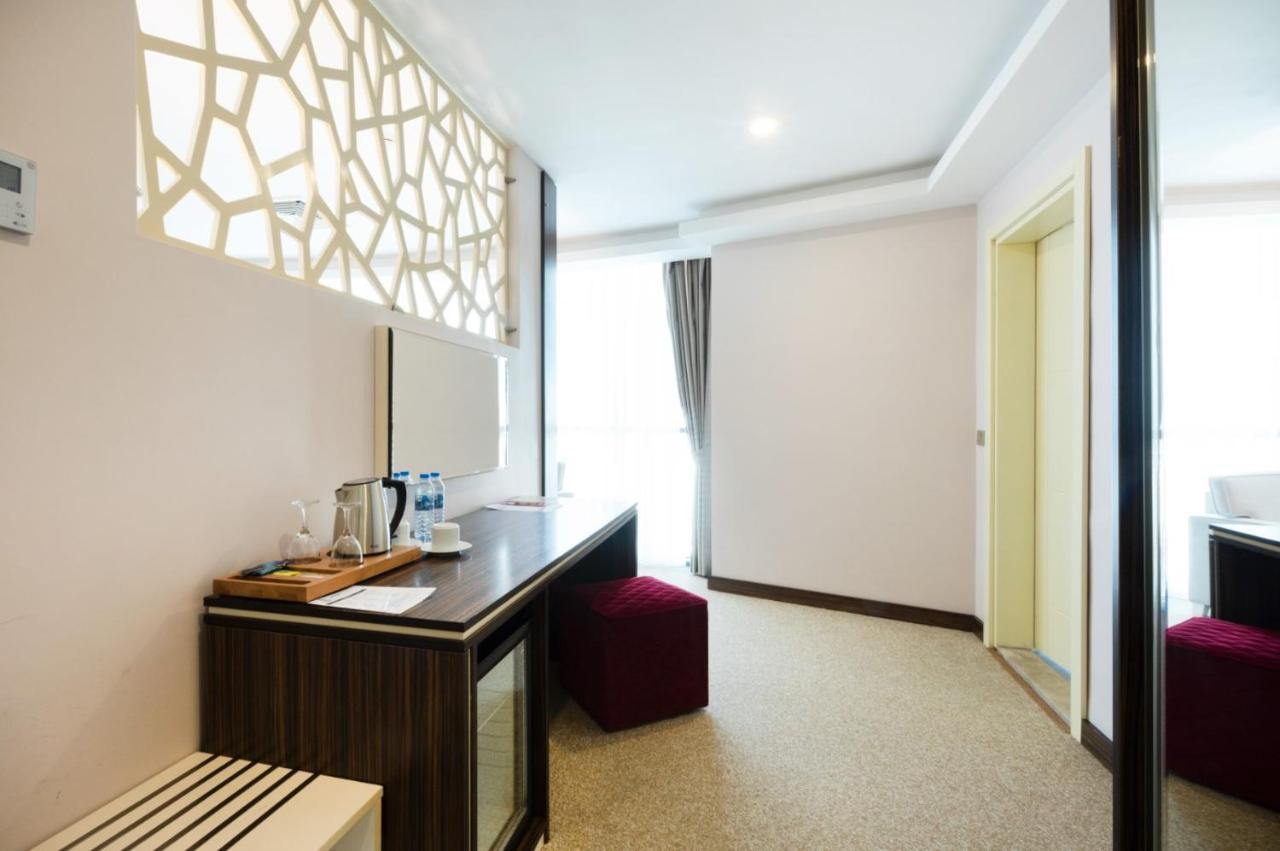 Sky Tower Hotel Batumi Zewnętrze zdjęcie A room at the hotel