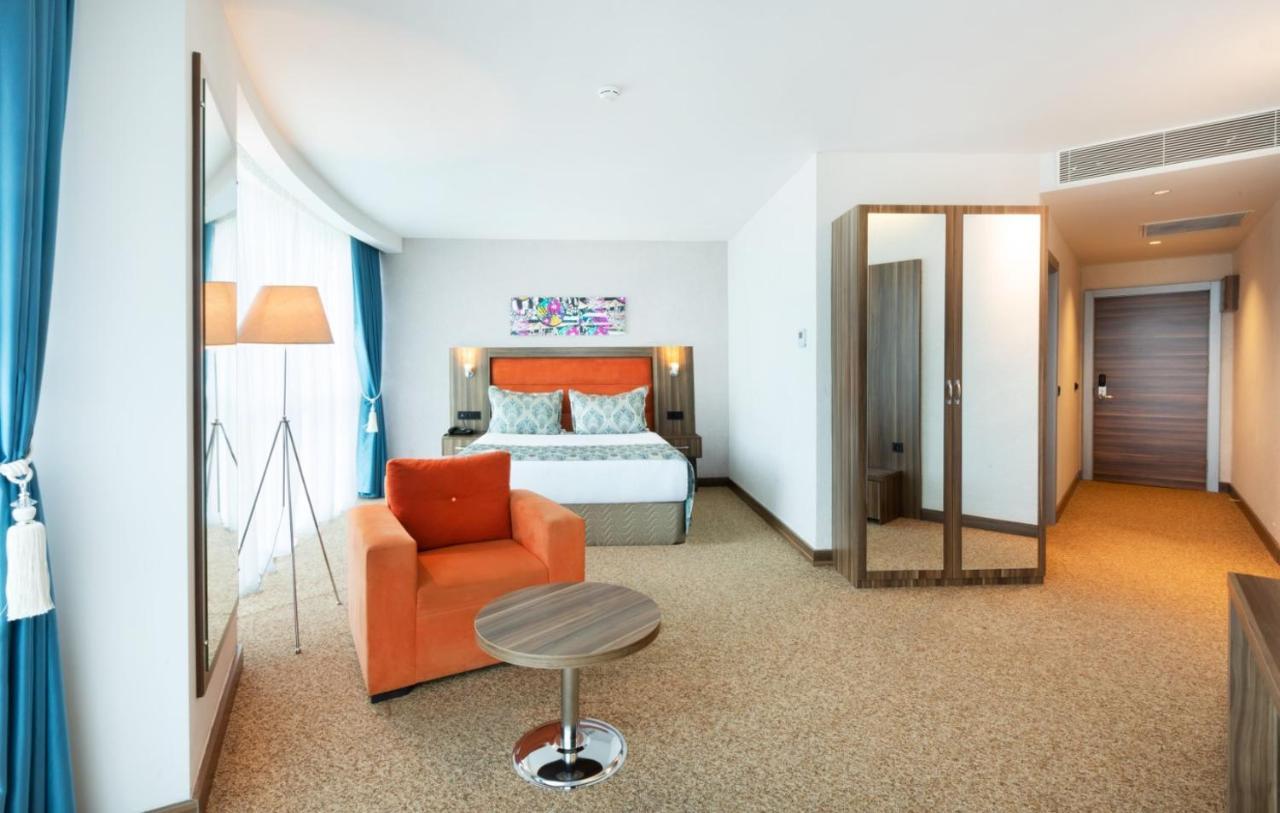 Sky Tower Hotel Batumi Zewnętrze zdjęcie A room at the hotel